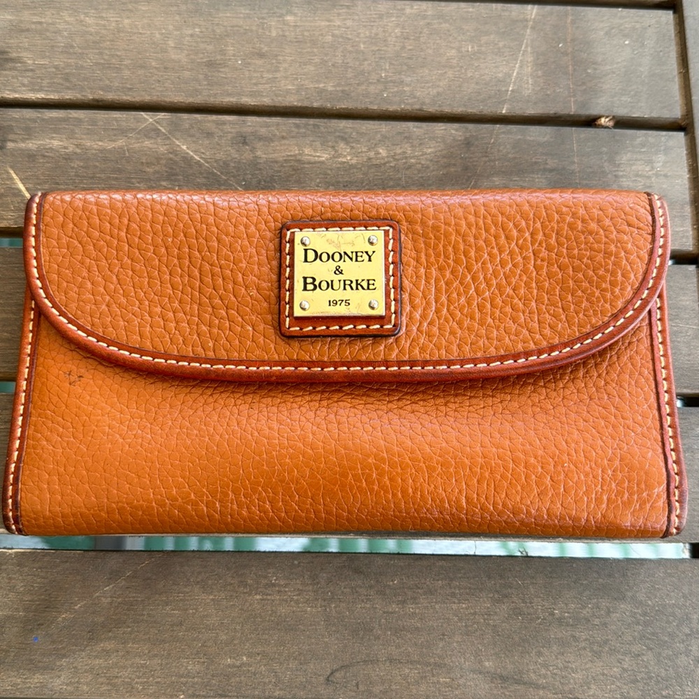 DOONEY & BOURKE PEBBLE CONTINENTAL CLUTCH WALLET IN CARAMEL